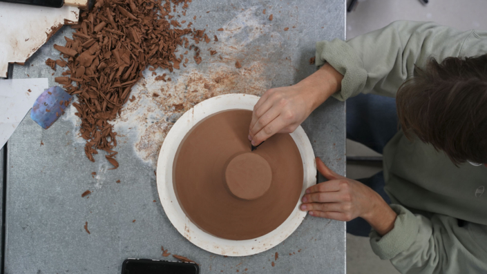 Foto zeigt Hände beim Modellieren einer großen Schale aus Clay.