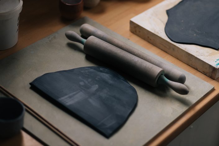 Foto zeigt ausgerollten Ton und Nudelhölzer auf einer Arbeitsfläche liegen – ein atmosphärisches Bild vom Töpferkurs