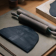 Foto zeigt ausgerollten Ton und Nudelhölzer auf einer Arbeitsfläche liegen – ein atmosphärisches Bild vom Töpferkurs