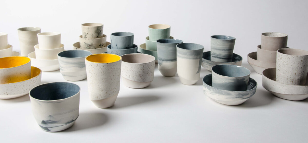 Foto zeigt verschieden farbiges Geschirr – Design von Maike Panz