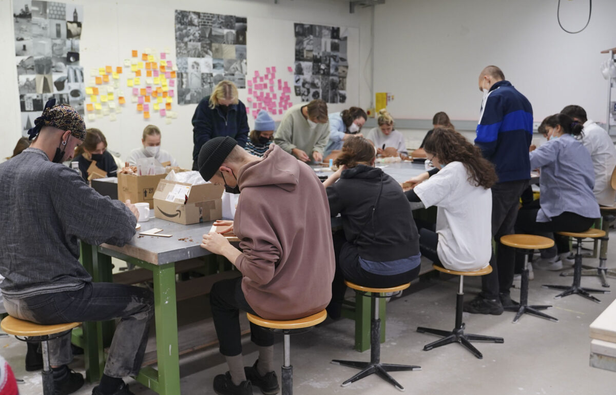 Foto zeigt Studierende in der Modellierwerkstatt der FH Potsdam, Claymodelle modellieren