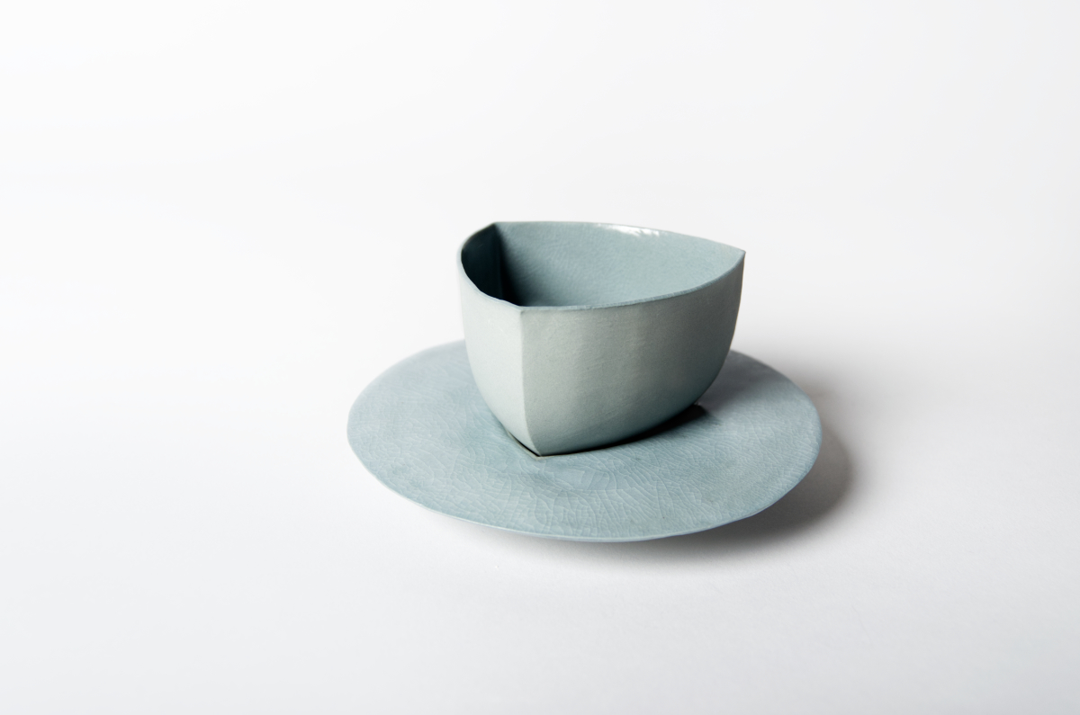Foto zeigt Tasse und Untertasse aus Porzellan - Design von Maike Panz