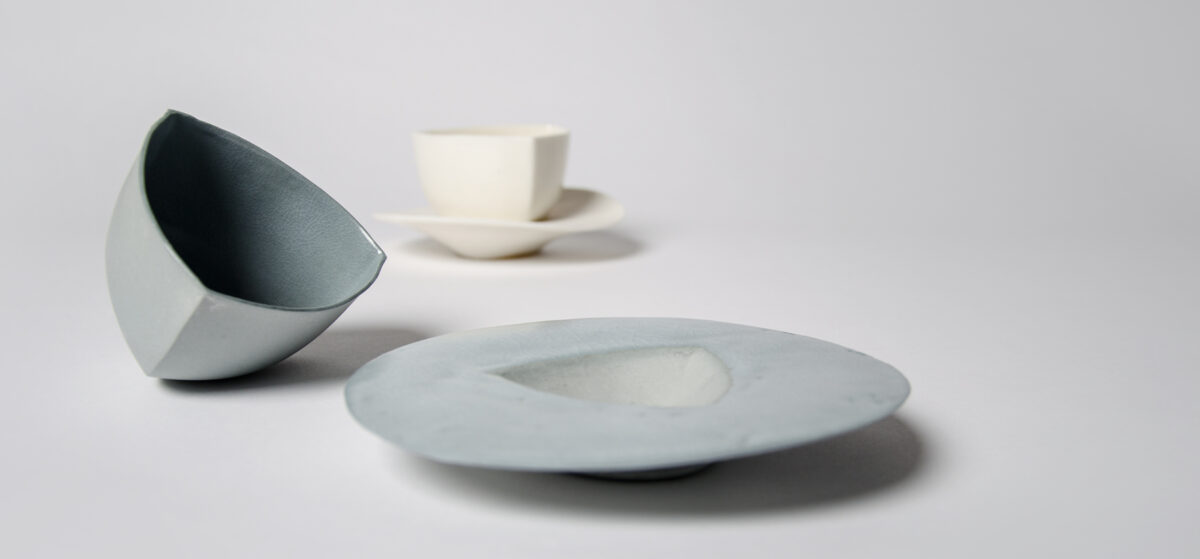 Foto zeigt Tasse und Untertasse aus Porzellan – Design von Maike Panz