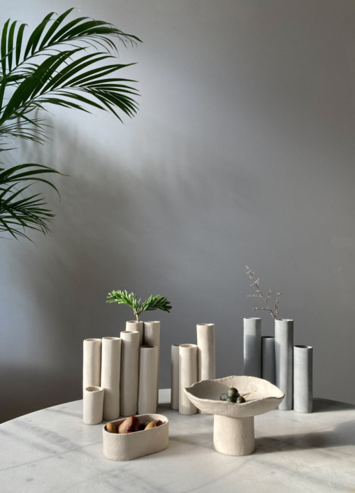 Foto zeigt zylindrische Vasen Und Schalen Auf einem Tisch – gestaltet von Jina Bae