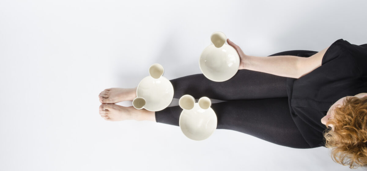 Foto zeigt dreibeinige Schalen auf Beinen stehend – Design von Maike Panz