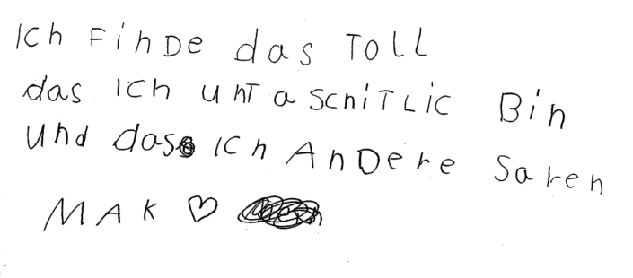 Bild zeigt Schriftzug eines Kindes "Ich finde das toll, dass ich unterschiedlich bin und das ich andere Sachen mag"