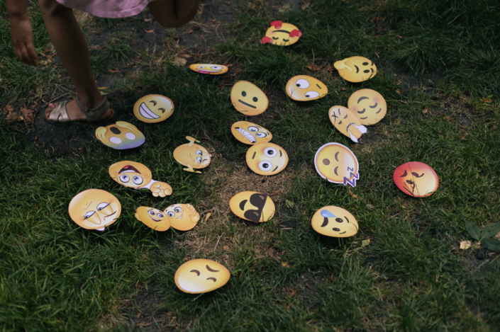 Foto zeigt, wie Smileys auf dem Boden liegen und verschiedene Emotionen abbilden