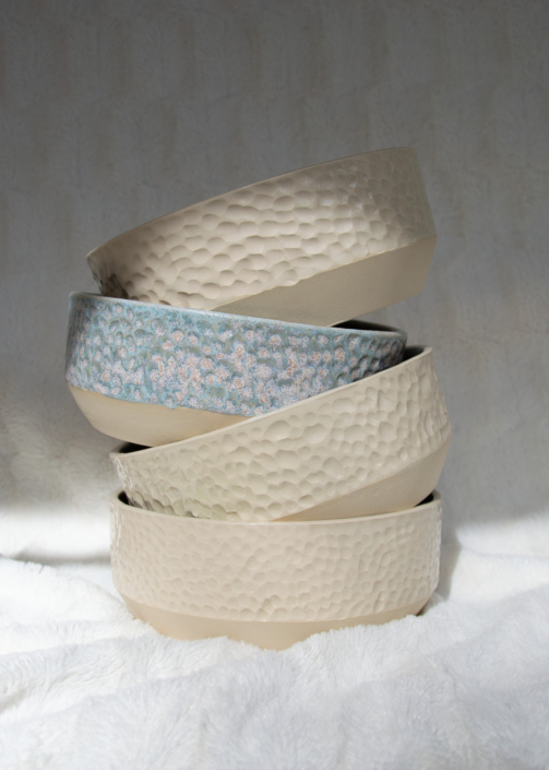 Bild zeigt gestapelte Schalen mit einer geschnitzten Struktur an der oberen Hälfte.