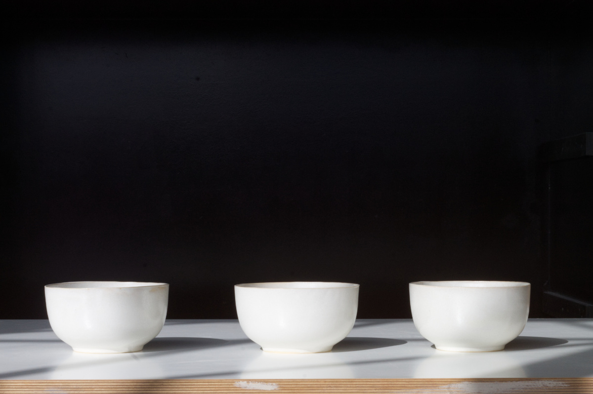 Bild zeigt drei Schalen vor schwarzem Hintergrund