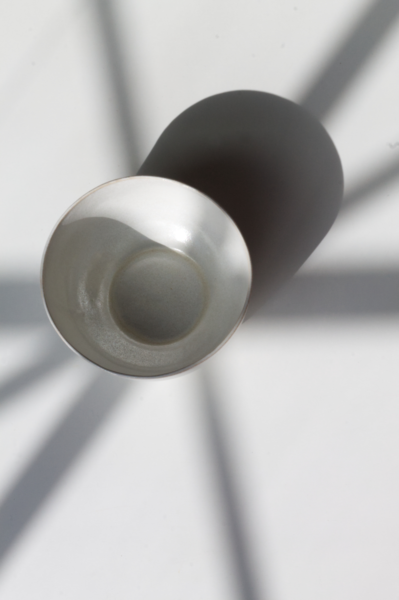 Bild zeigt die Draufsicht auf eine Schale, die mit grafischem Schattenwurf umgeben ist