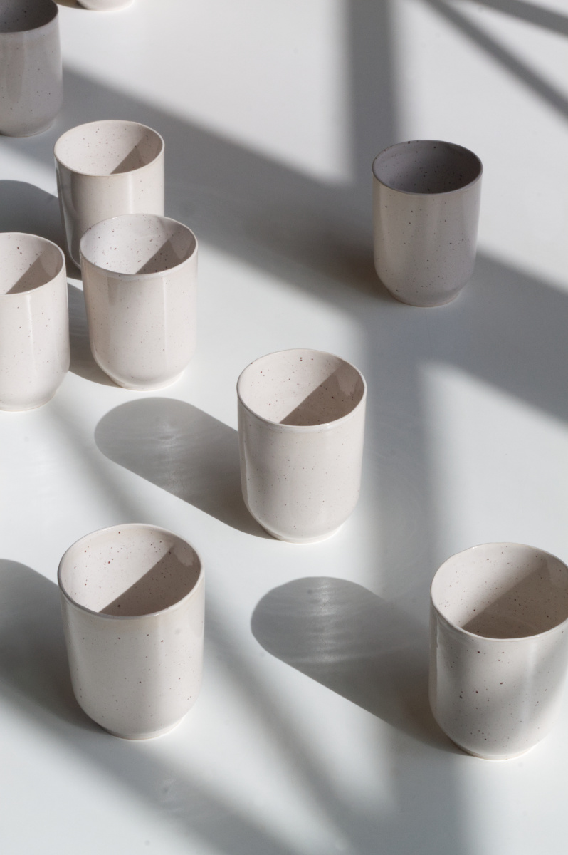 Bild Becher mit grafischem Schattenwurf umgeben