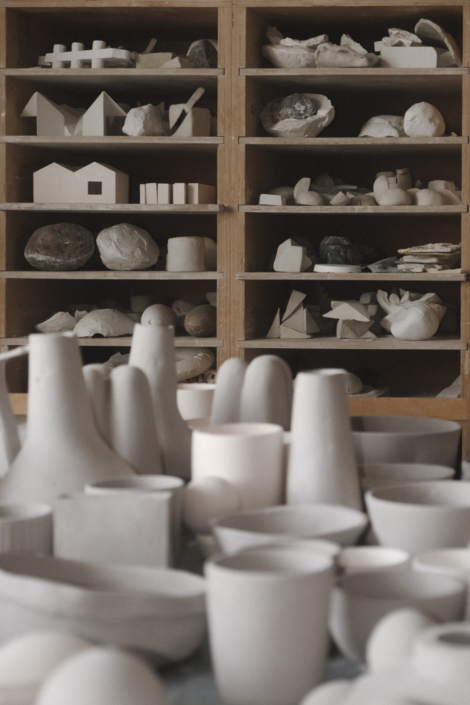 Bild zeigt Gips- und Tonmodelle auf einem Tisch und in einem Regal