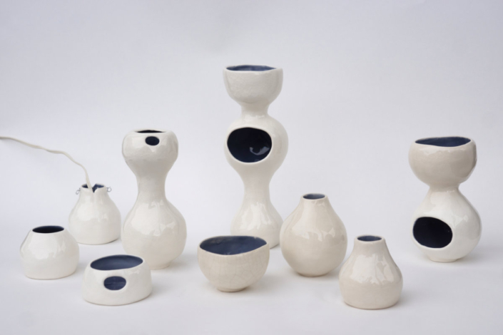 verschiedene organische Gefäße mit verschiedenen Funktionen, weiß-blau glaisert