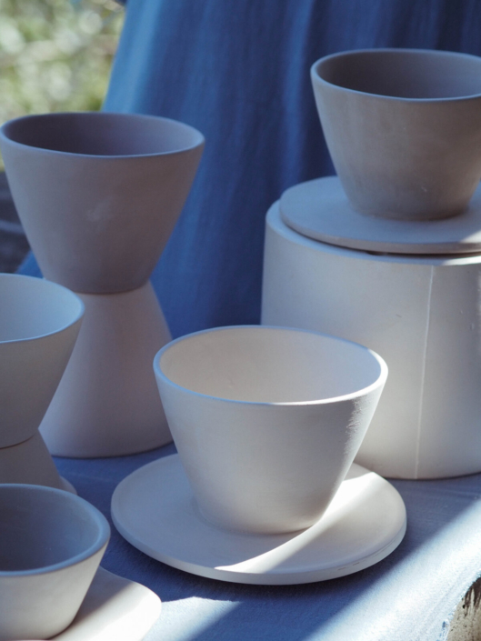 keramische Kaffeefilter auf einem blauen Tuch gestapelt