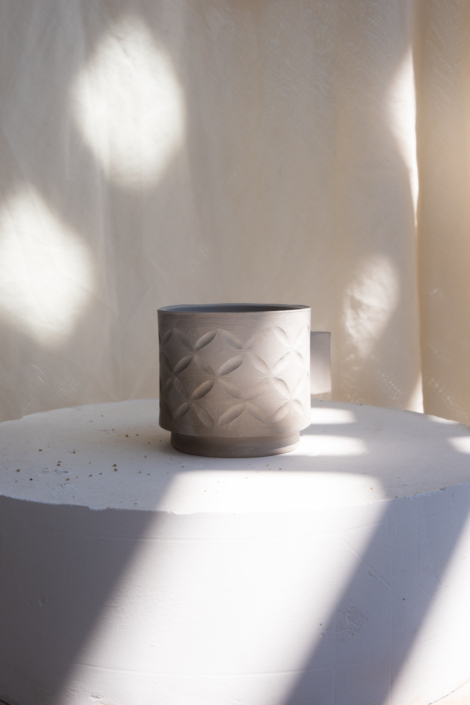 Tasse mit Struktur auf der Außenseite in einem stimmungsvollen Licht