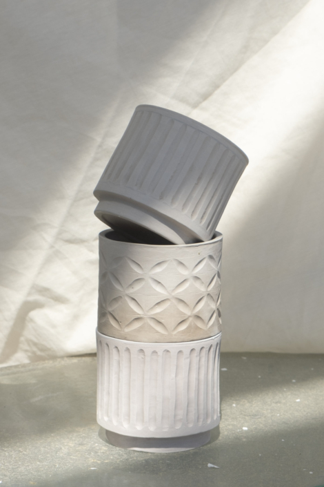 drei Tasse mit Struktur auf der Außenseite übereinandergestapelt