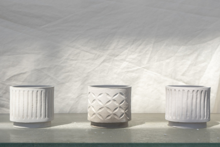 drei Tasse mit Struktur auf der Außenseite nebeneinander stehend