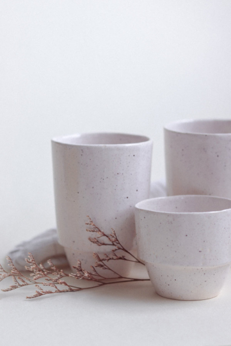 drei Weiße Becher, mit unterschiedlichen Höhen