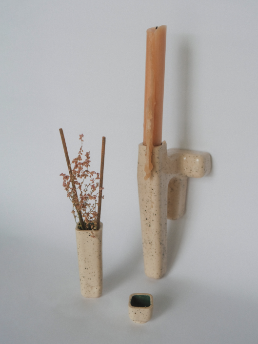 Ein an der Wand angebrachter Kerzenständer