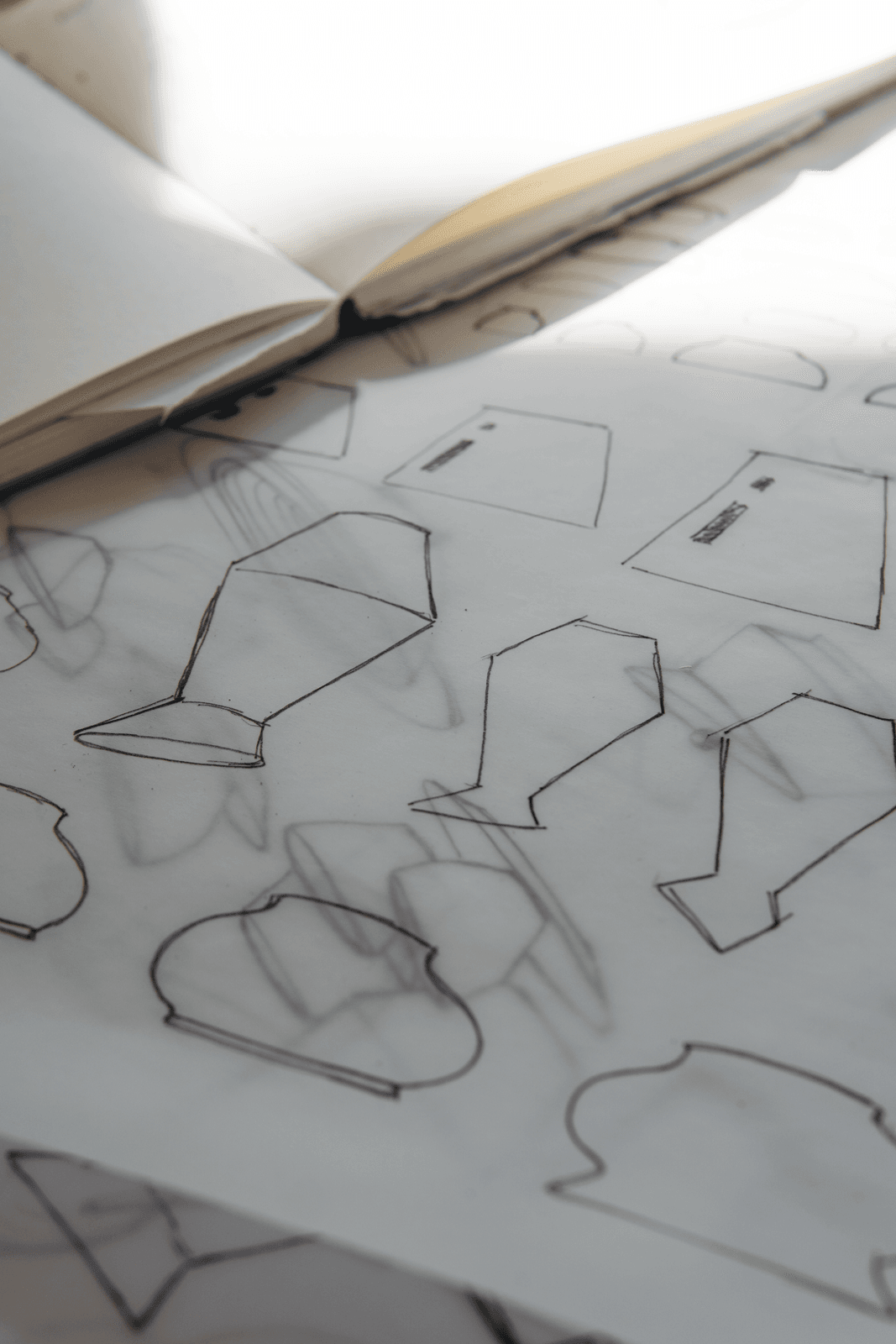 31 - Maike-18 Foto zeigt Skizzen von Entwürfen