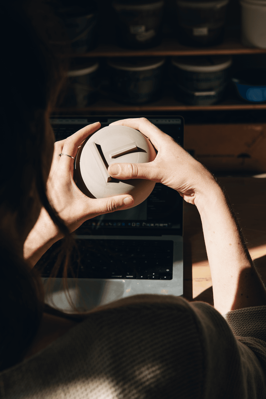 35 - Maike-14 Hände halten einen Prototypen in der Hand