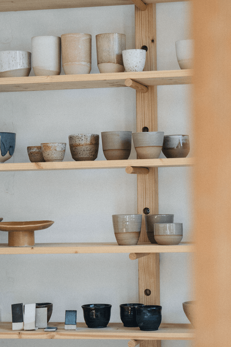 Bild zeigt Regal mit verschiedenen Bechern