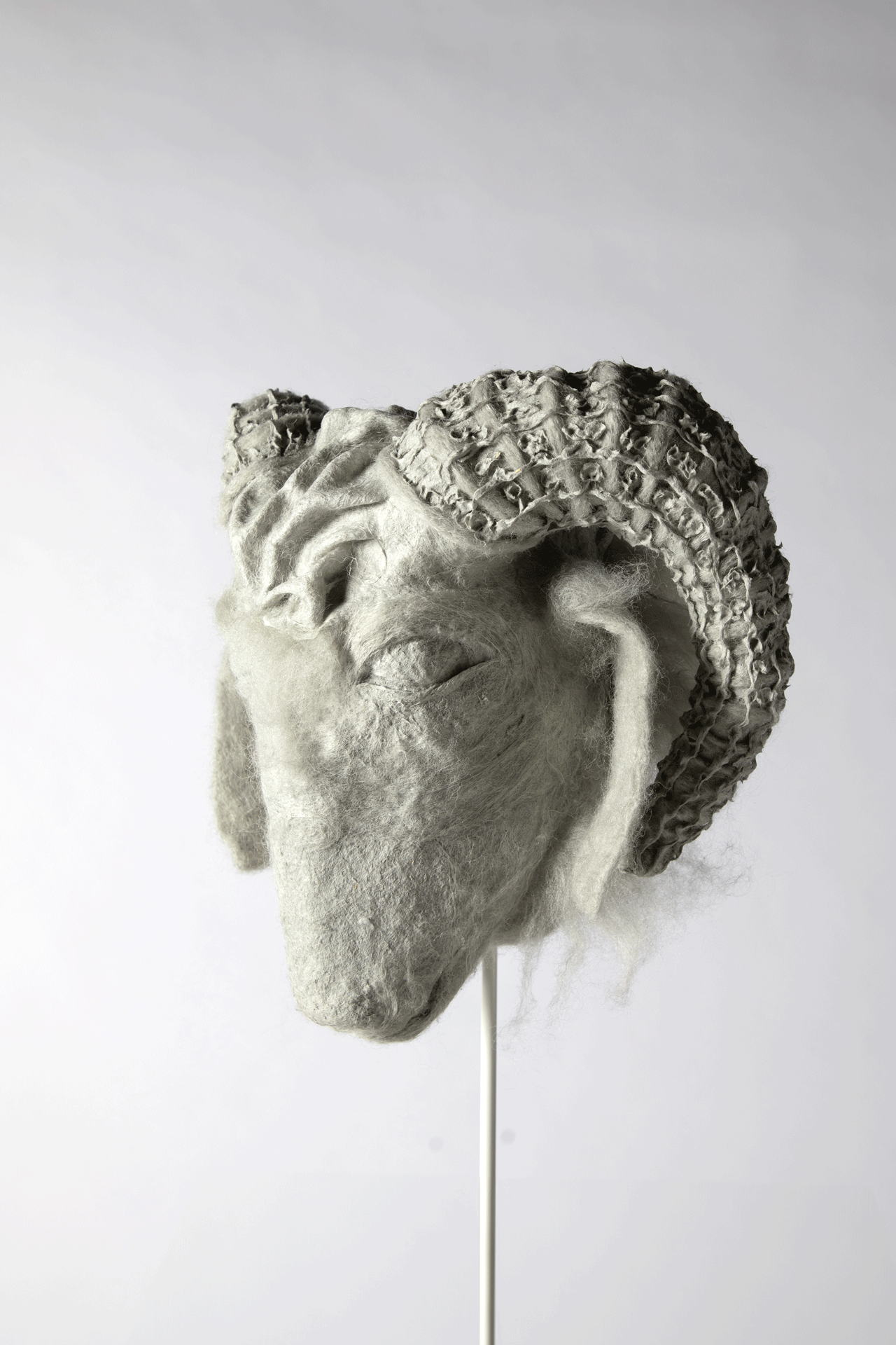 ChemArts_maske Bild zeigt eine Schaf-Maske aus Wolle