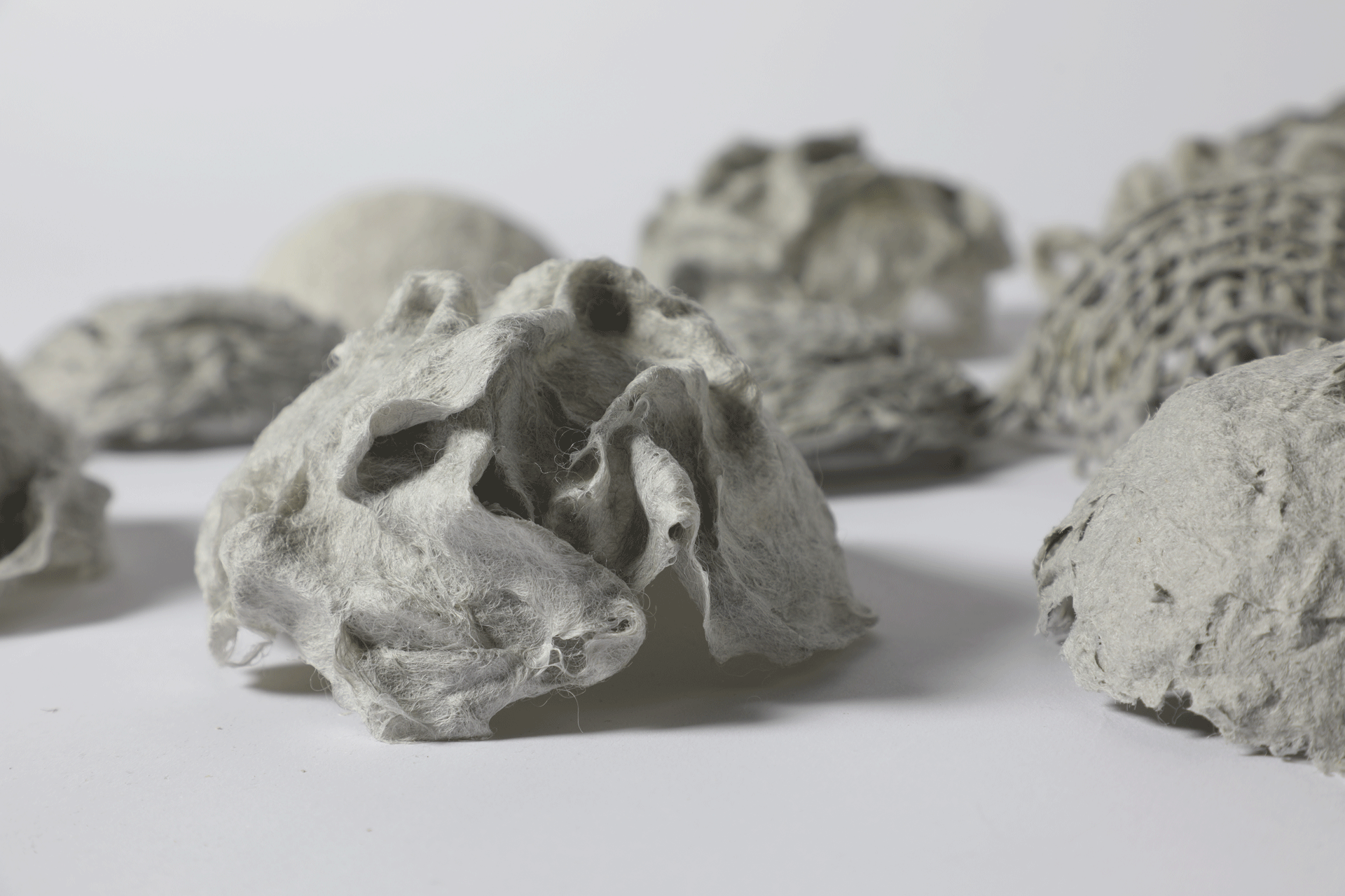 ChemArts_tests2 Materialexperiment aus Wolle mit ausgehärteter Faltenstruktur