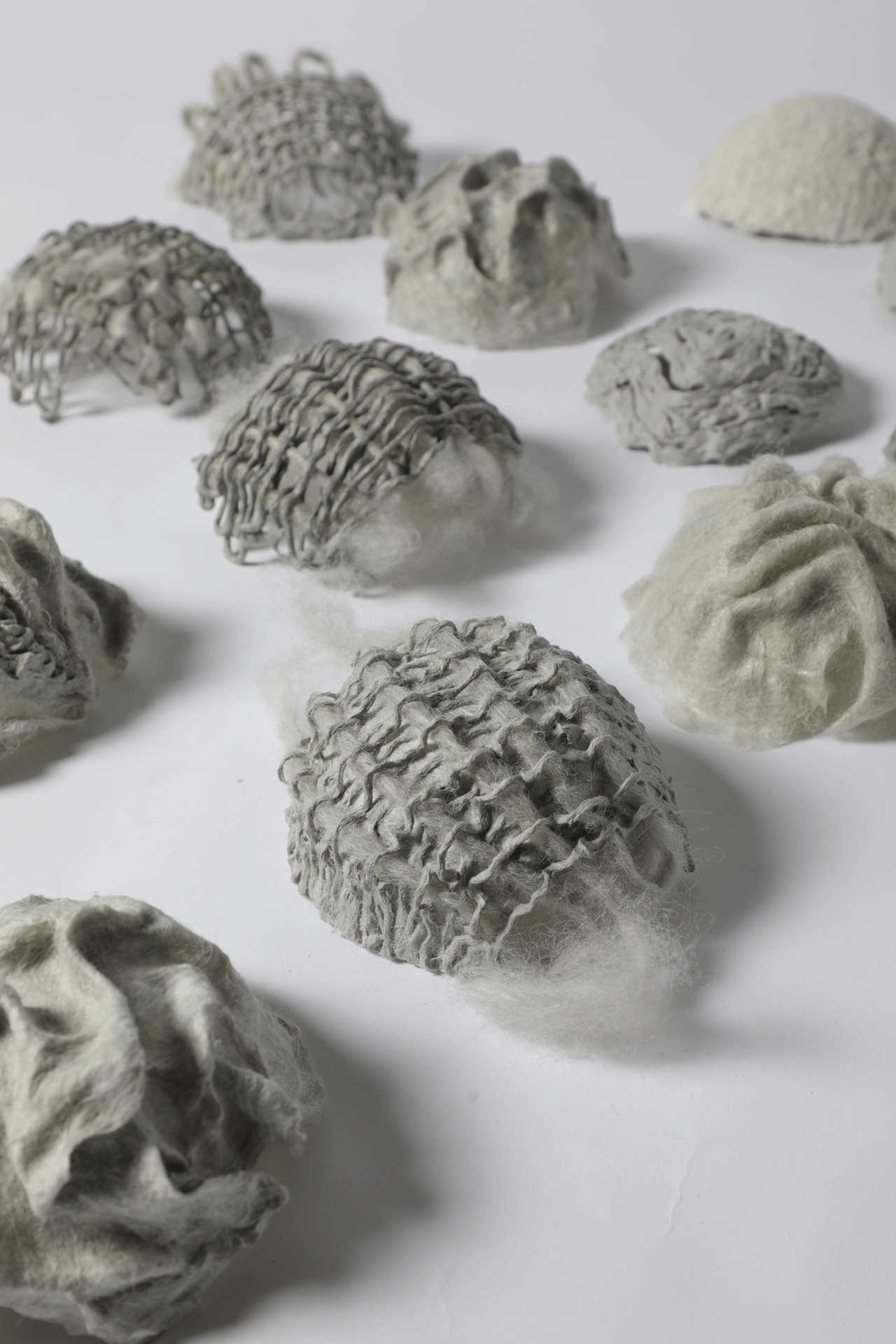 Materialexperimente aus Wolle mit unterschiedlichen Strukturen, weich bis hart