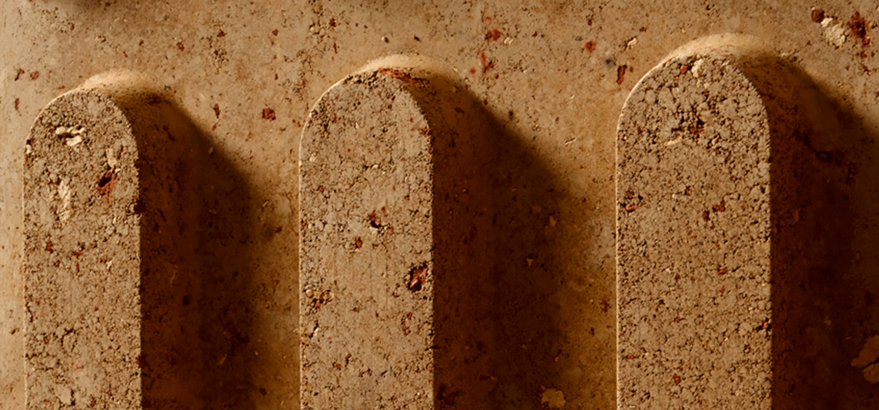 Foto zeigt ungebrannte Lehmfliese im Detail