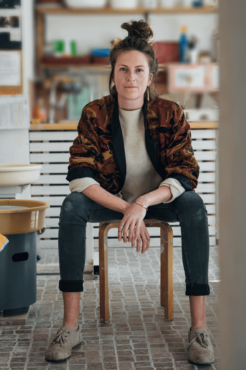 Maike_werkstatt Bild zeigt Maike Panz, auf die Knie gestützt und in die Kammera lächelnd