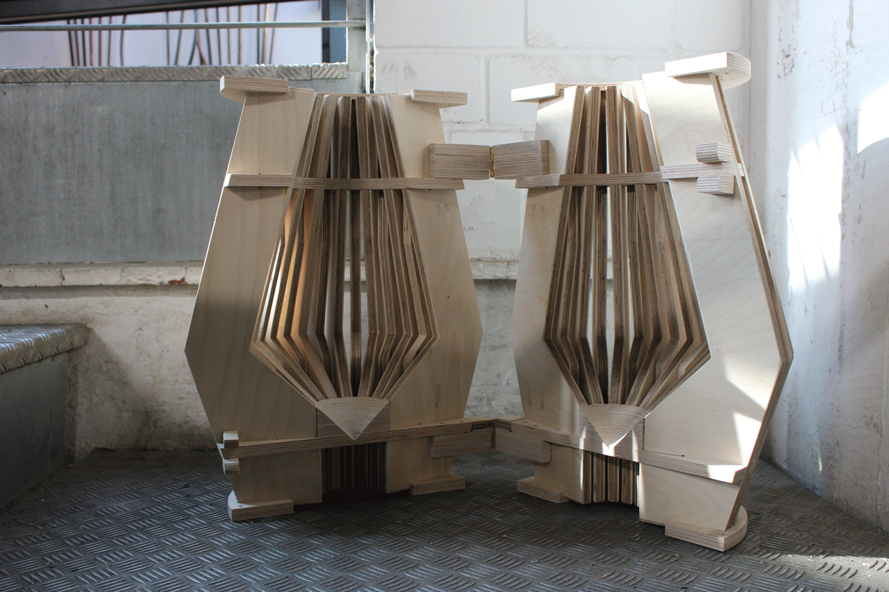 Bild zeigt eine noch neue, aus Streben bestehende Holzform, die zum Glasblasen verwendet wird
