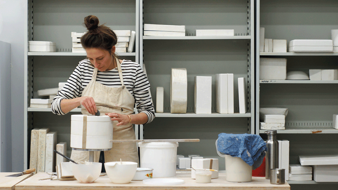 Bild zeigt Maike in der Werkstatt