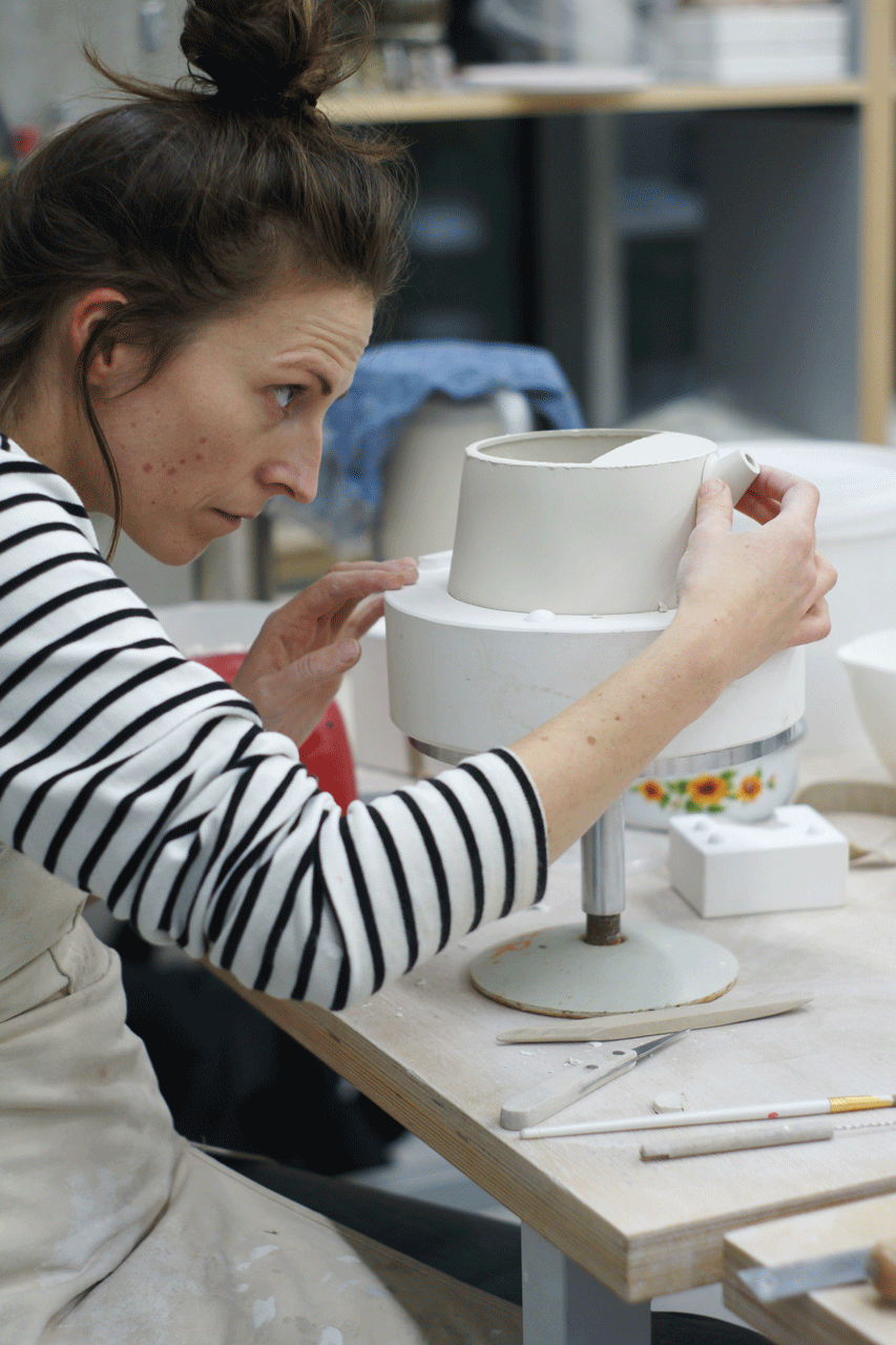 Maike garniert Tülle an Teekanne