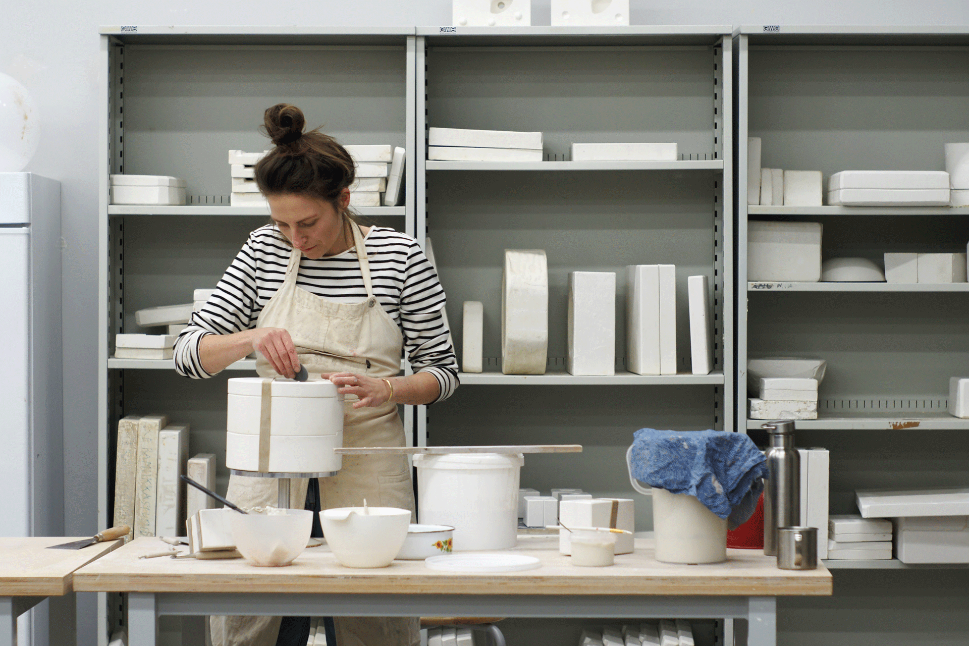 Bild zeigt Maike in der Werkstatt