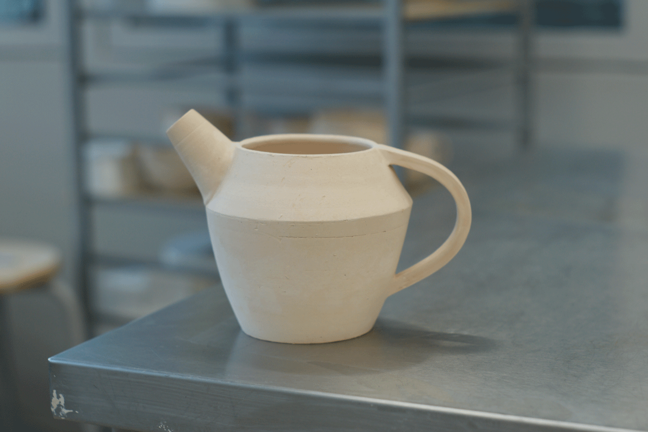 unglasierte Teekanne mit dominanter Tülle