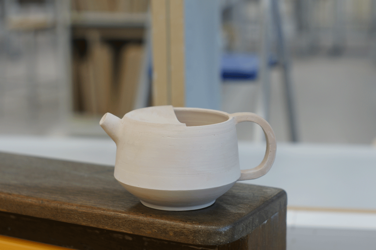unglasierte Teekanne mit runder und gleichzeitig kantiger Form