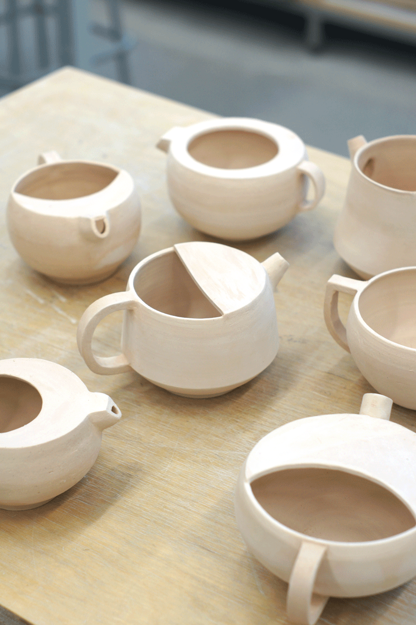 Bild zeigt vielfältige Kannen aus Ton, unglasiert
