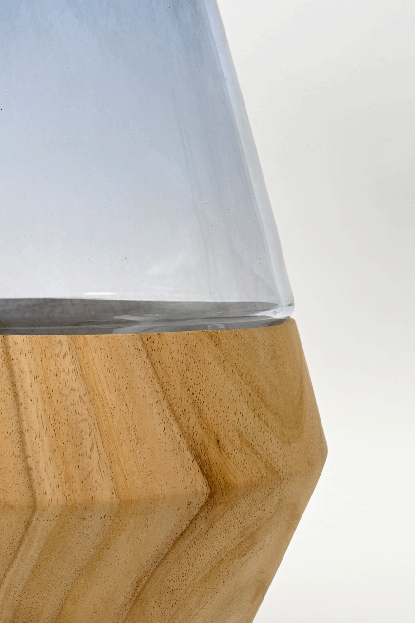 Bild zeigt Detail vom Tisch, Übergang von Glas zu Holzfuß