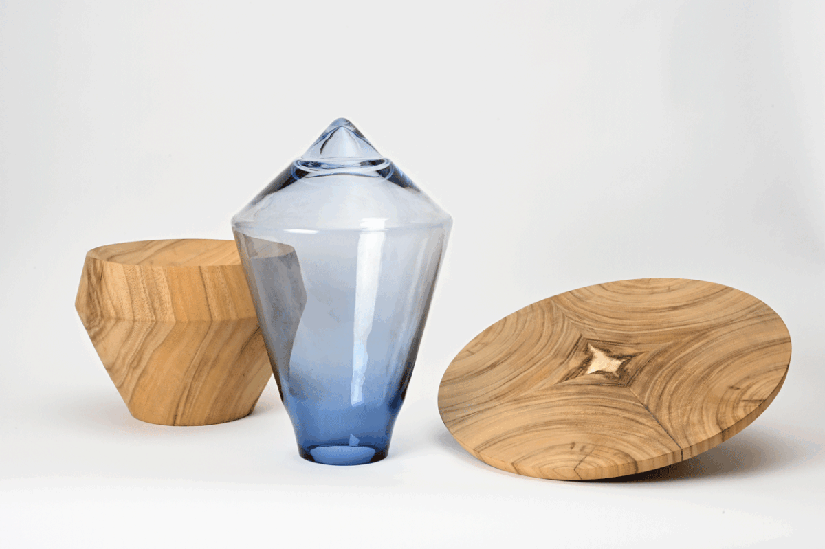 Bild zeigt drei Module: Tischfuß und Tischplatte aus Holz gedrechselt, und spitzzulaufendes Glasobjekt