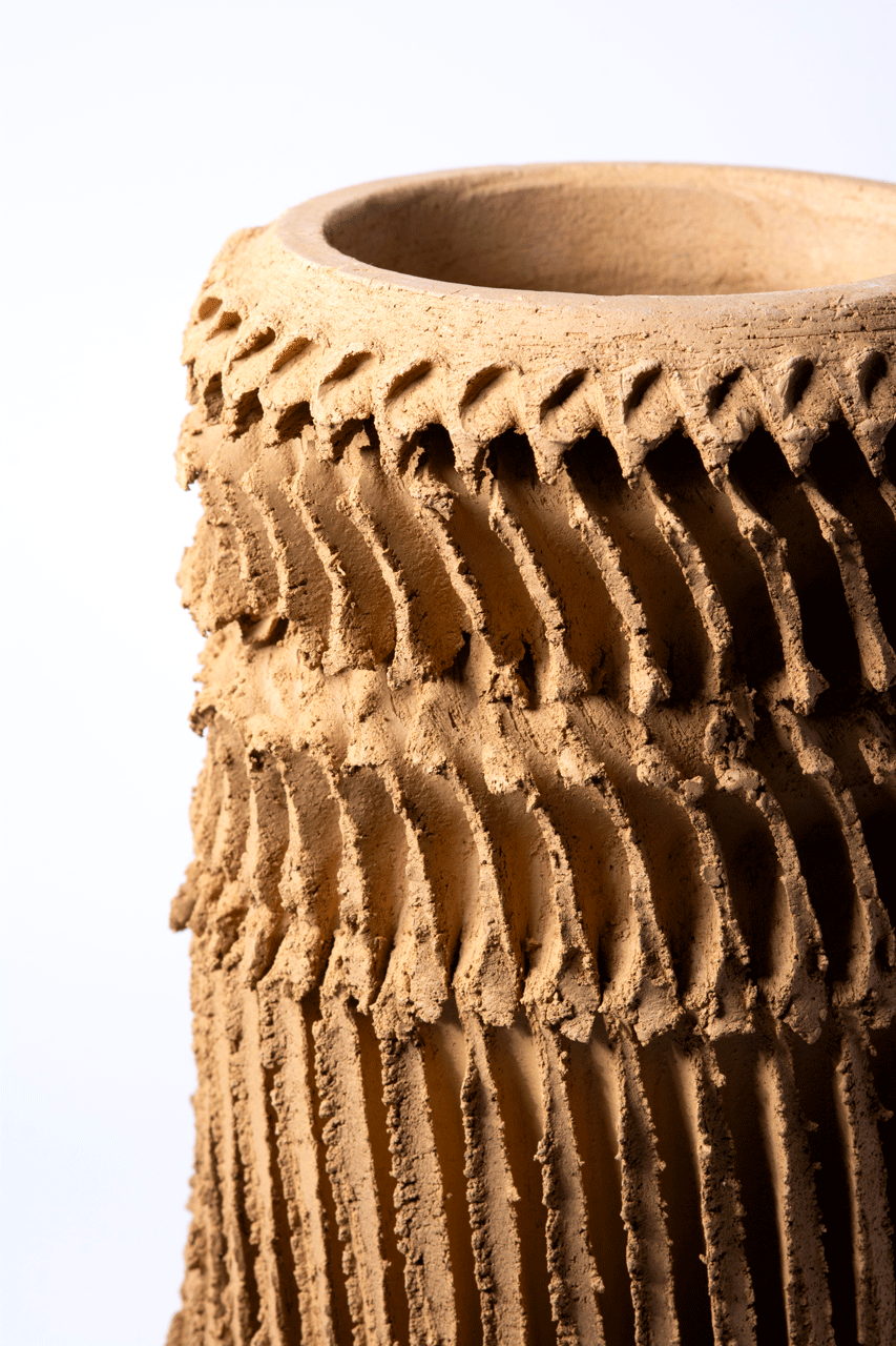 sehr fein und gleichmässig geschnittene Tonoberfläche einer Vase