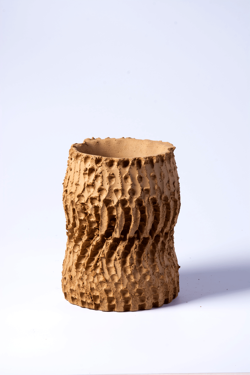 punktuell und linear strukturierte Vase aus rotem Ton